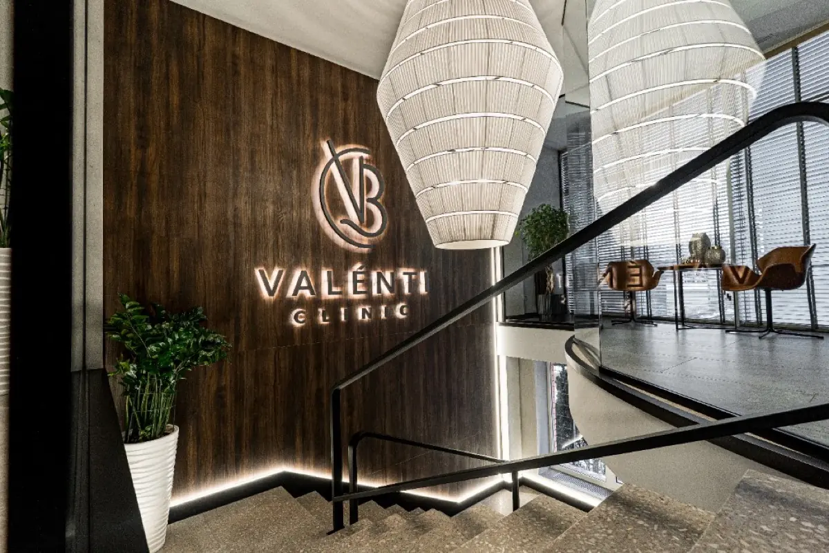 Valenti Clinic — інтер’єр медичного центру з логотипом
